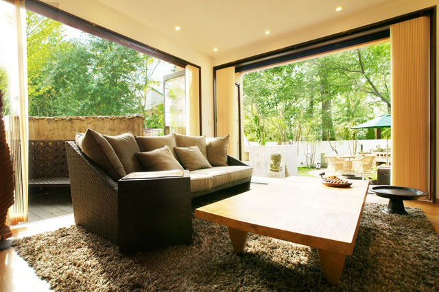 庭につながる開放的なリビング