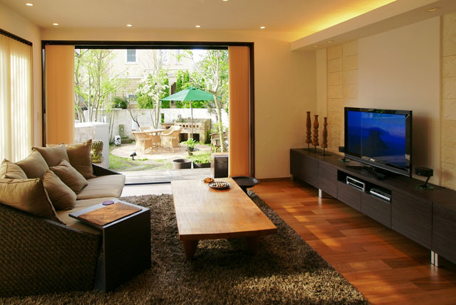 壁のオリジナルタイルと、やわらかな光の間接照明