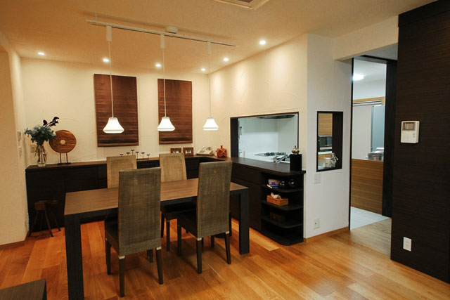 ダイニングテーブルと周りの家具は同じ面材で統一感を演出。