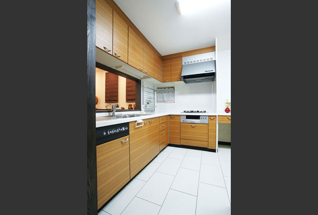 10年前のキッチンは扉と取っ手を交換して雰囲気を一新。