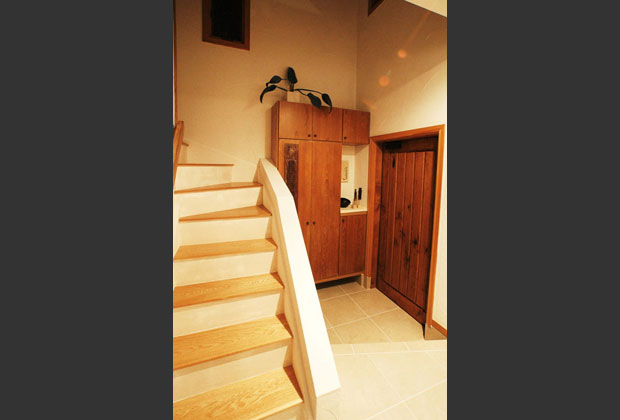 開放的な階段と味わいある玄関ドア。