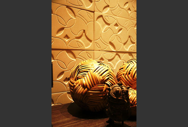 オリジナルデザインのライムストーンタイル。