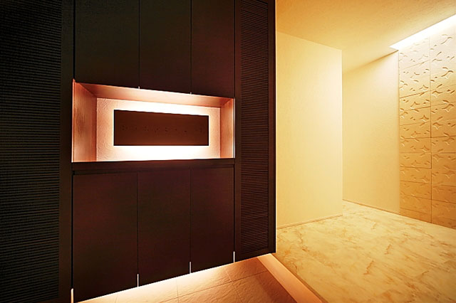 玄関収納と、アクセントタイル