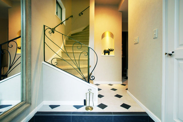 柔らかな曲線で結んだ2世帯を繋げるホワイエ