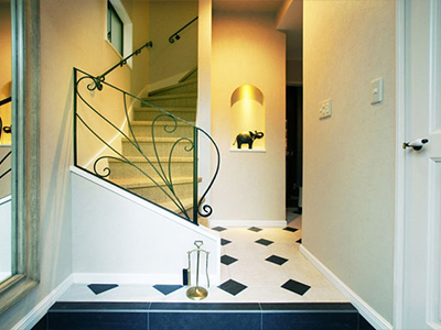 二世帯住宅フルリフォームで伝統の曲線美が印象的なフレンチリゾートハウスへ