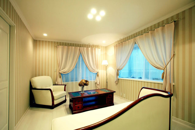 カーテン・壁紙などWALLDECOにこだわったリビング