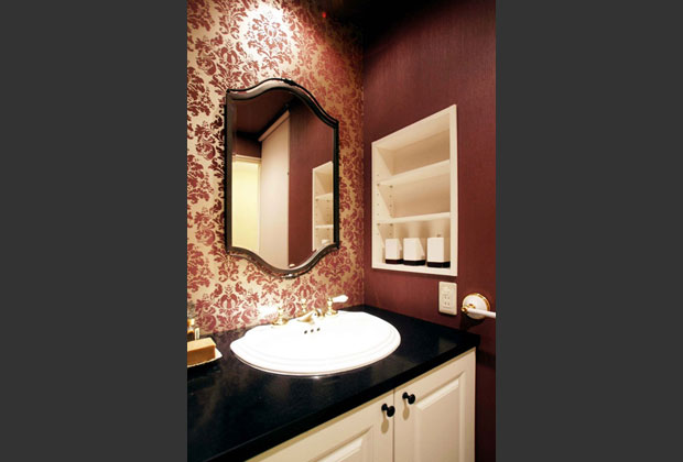 ダマスク柄を加え、ゴージャスなパウダールームを演出