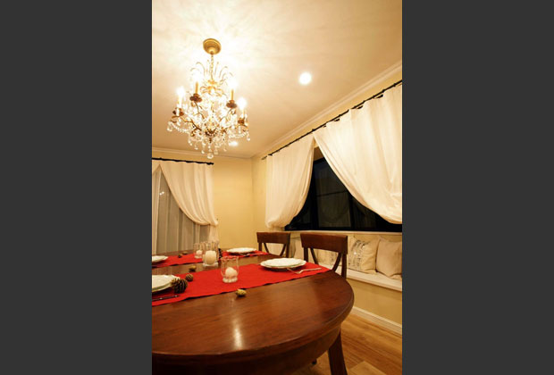 出窓下収納をアフタヌーンティーを楽しむベンチスペースに