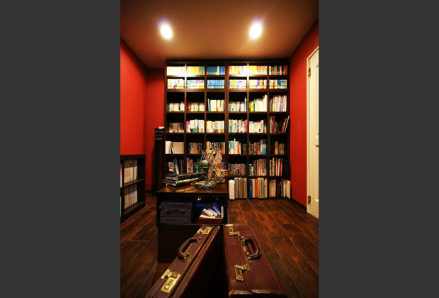 バーガンディ色の壁紙はまさにヨーロッパスタイルの書斎