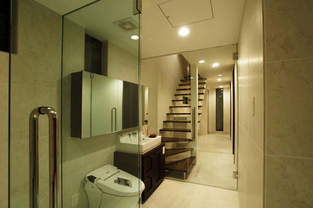 強化ガラスで仕切られた開放的なパウダールーム