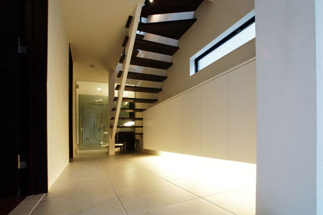 突き辺りの浴室まで床の大判タイルが続く玄関ホール。