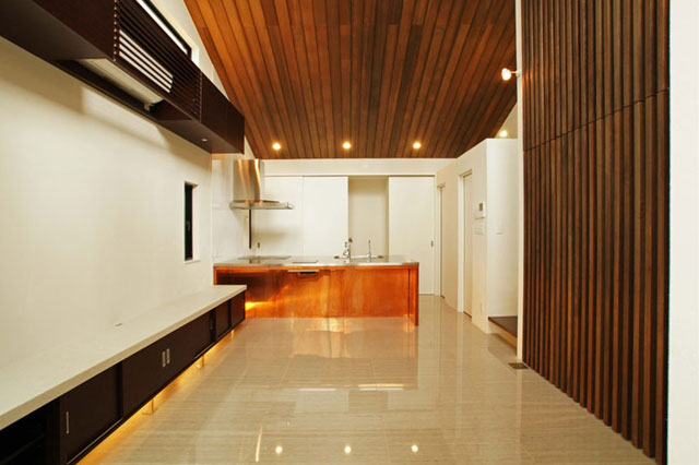 柔らかいブラウン系の色で演出したリビングは夜の雰囲気も抜群。