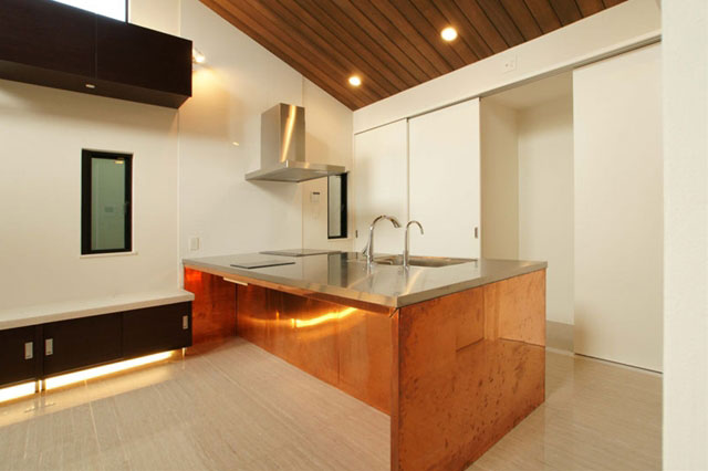 オリジナルのオーダーキッチンは、リビング側にコッパ－（銅）を貼り独特の高級感を演出。