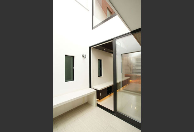 リビング南側のインナーテラス。ベンチはリビングの収納と高さ・形状・素材感を合せ一体空間を演出。