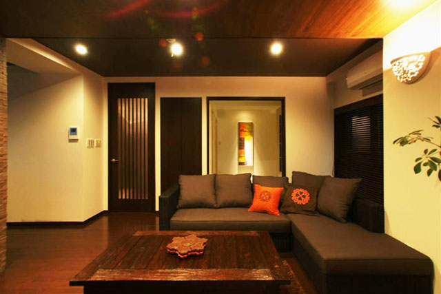 リビングからバリアートの壁画を見る