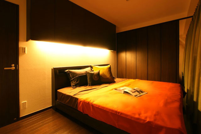 間接照明の光が優しい寝室