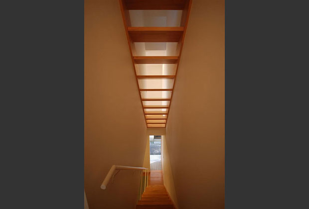 暗い居住空間に、光をもたらした階段