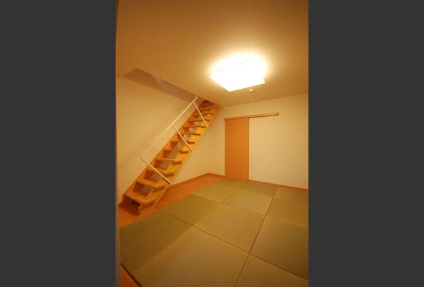 階段が居間に取り込まれ、間口が拡大