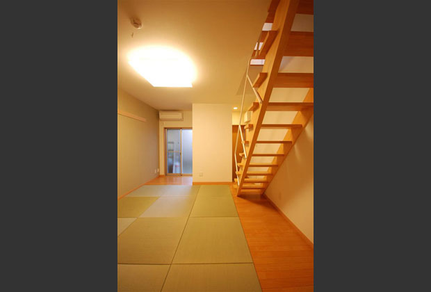 スリット階段は上階の光を降ろします