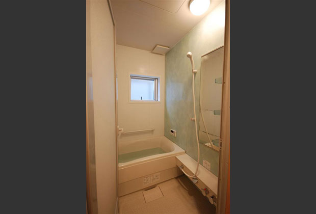 明るい仕上げでコーディネートした浴室