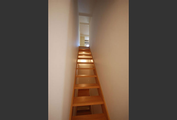 小屋裏収納への階段