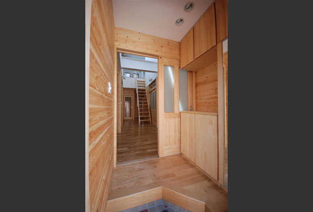 玄関に入ると、木の匂いが心地よいです