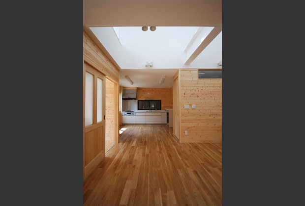 リビングより、ダイニング・キッチンを見る