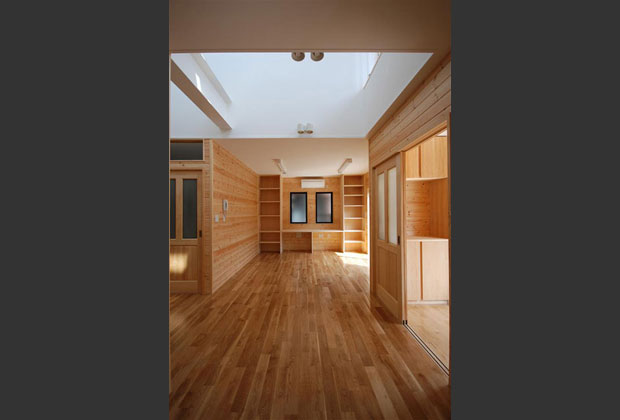 ダイニング・キッチンよりリビングを見る