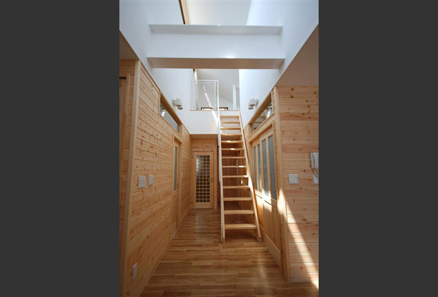 光に満たされた吹抜で、明るい居住空間