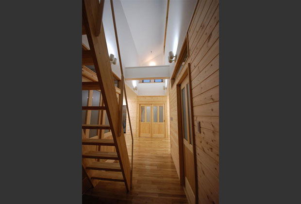 中央は、白く塗られた既存の鉄骨梁