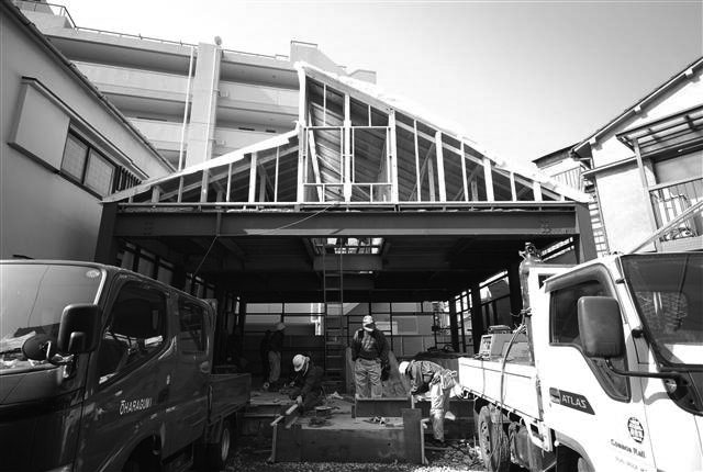 既存1階の躯体に、木造のとんがり屋根