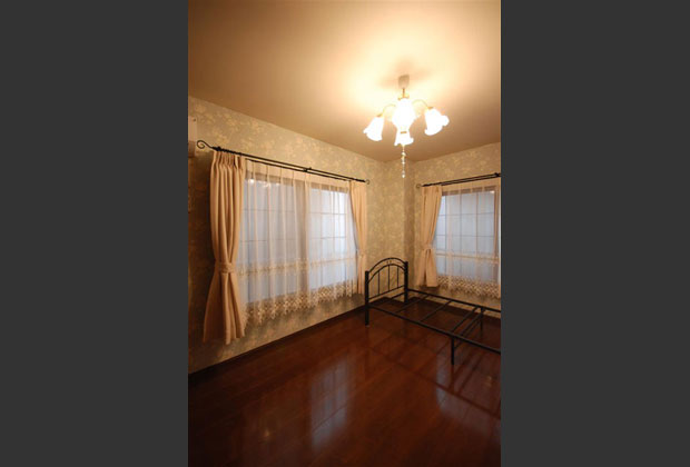 寝室は優しいデザインの壁紙に