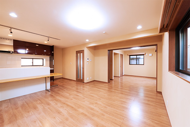 お孫さんたちがみんな集まっても大丈夫なようにリビングは大きく造り変えました。３枚戸を締めれば子供たちが寝泊まりできる空間にもなります。