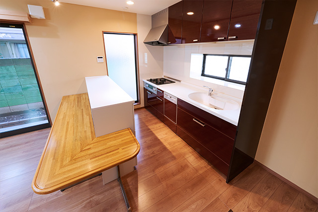 カウンターは今まで使ってきたものを流用しました。カウンターのサイズぴったりに作ったカップボードは好評いただいています。