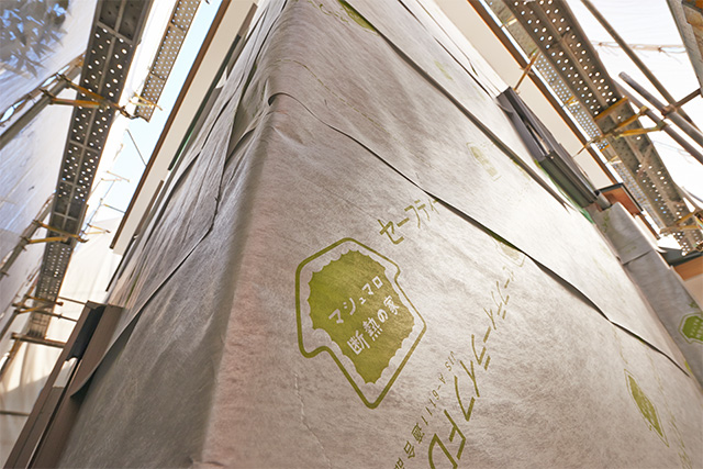 建物をくるっと包み込むように貼っているのは遮熱シート（防水兼ねる）。赤外線の85％を反射する遮熱シートがあれば、夏は涼しく冬は室内の熱を放射せず暖かく過ごすことができます。