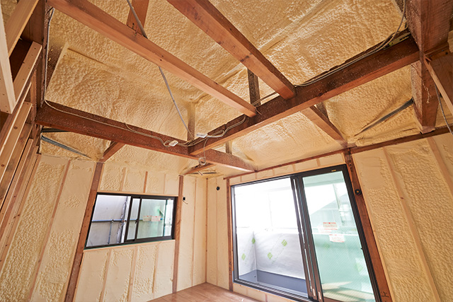 住宅全体を硬質発砲ウレタンで隙間なく充填します。気密性・断熱性を高め、通気スペーサーと組み合わせることで夏場暑い３Ｆや、ロフトでも涼しく快適に過ごせます。