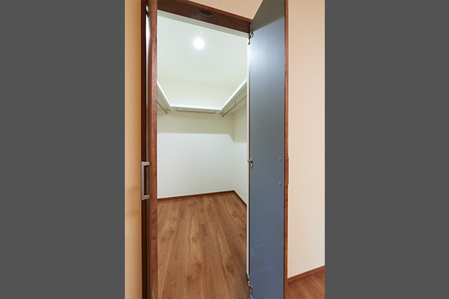 広々としたシューズインクロークは収納力バツグンです。