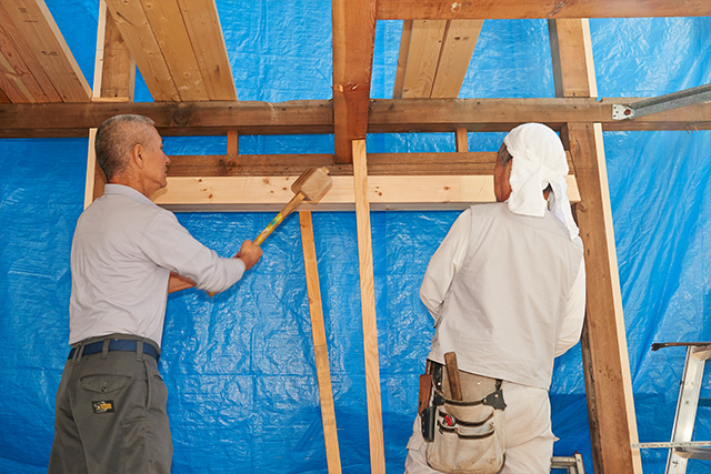 躯体のみの状態で基礎、土台、柱、梁をチェックします。新しい梁を沿えることで躯体を強くします。