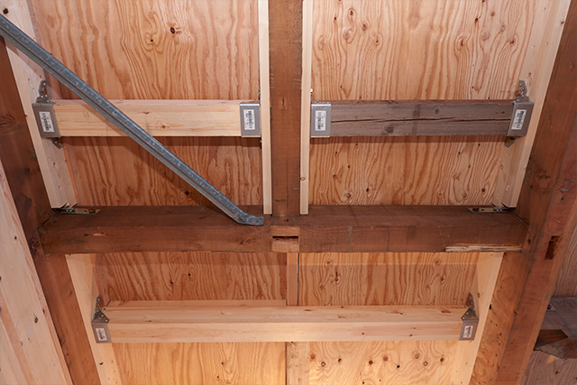 金具を使い、躯体補強をしています。