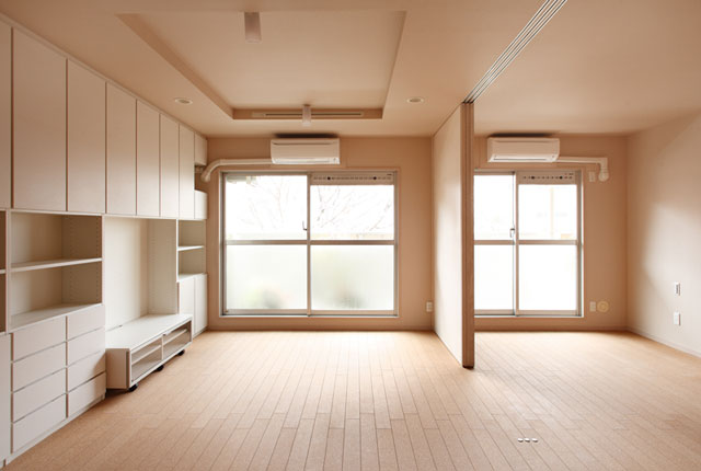 明るい室内、可動な間仕切り