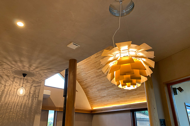 シリカライムの壁・天井。調湿・消臭の機能があり、左官ならではの暖かい表情が部屋を優しく包みます