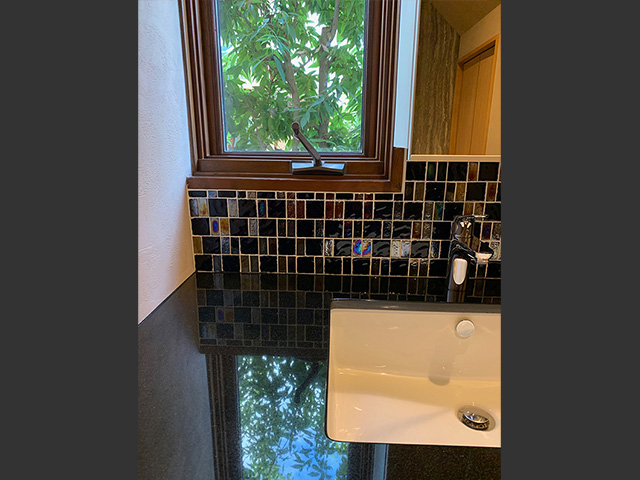 洗面化粧台。石のカウンターを使った既製品。コストバランスも大切ですネ