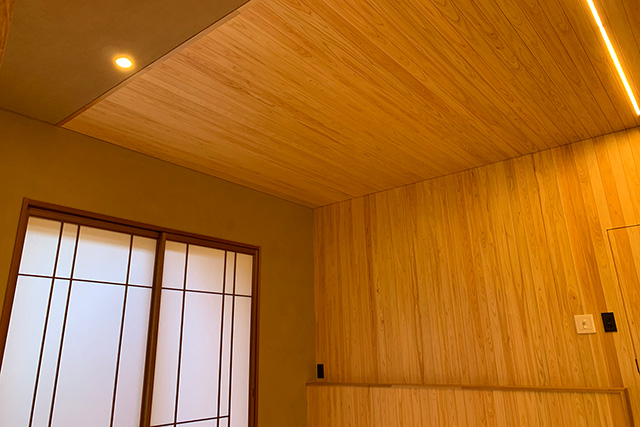 1階の客間（和室）を寝室に改装。見上げる天井とベッドのヘッドボード部分に桧の板張。ほのかに桧の香り