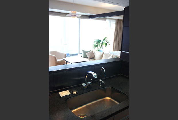 キッチンから見たリビング