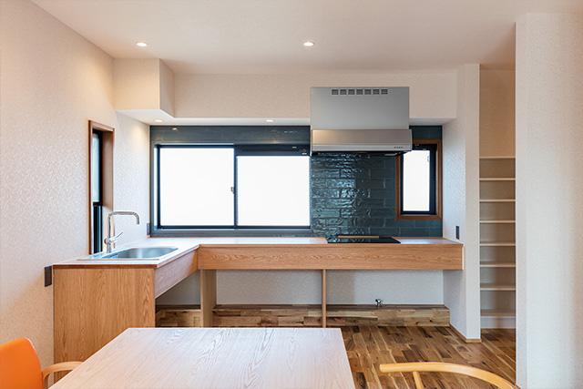 既存の窓を利用したキッチン