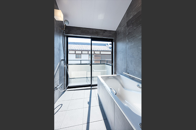 南バルコニーへ行けるバスルーム