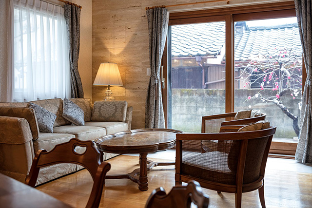 庭の桃の花が見えるリビングの窓は、まるで額のよう