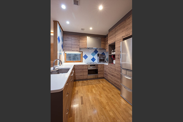 青系に統一したタイルで清潔感のあるキッチン