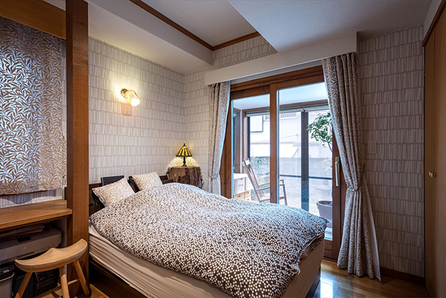 ベッド脇の机は既存の造作棚が生まれ変わったもの