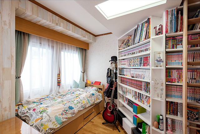 光ダクトによる明るい空間。壁いっぱいの本棚が素敵